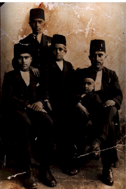 Familiefoto 1919 - 5 broers met Fez