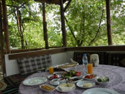 Ontbijten in Kirazli dorp nabij Kusadasi